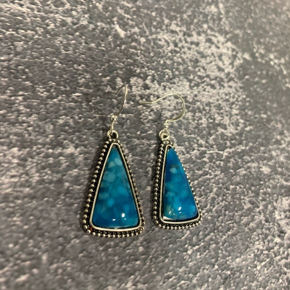 Triangular dangling earrings - Picture 3 of 5